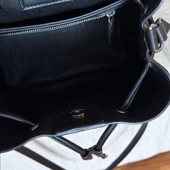 Calvin Klein Gabrianna color block crossbody! - Picture 4 of 5